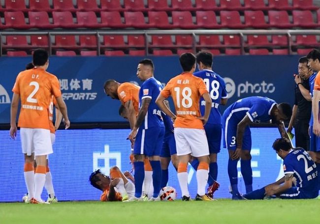 ESPN：奥维马斯案已被提交到国际足联，可能被处以全球禁足根据此前报道，前荷兰球星、前阿贾克斯体育总监奥维马斯因对女同事进行性骚扰，被处以禁止在荷兰足协管辖范围内从事足球工作一年的处罚，此外还包括一年的“有条件”禁足处罚，考察期为两年。